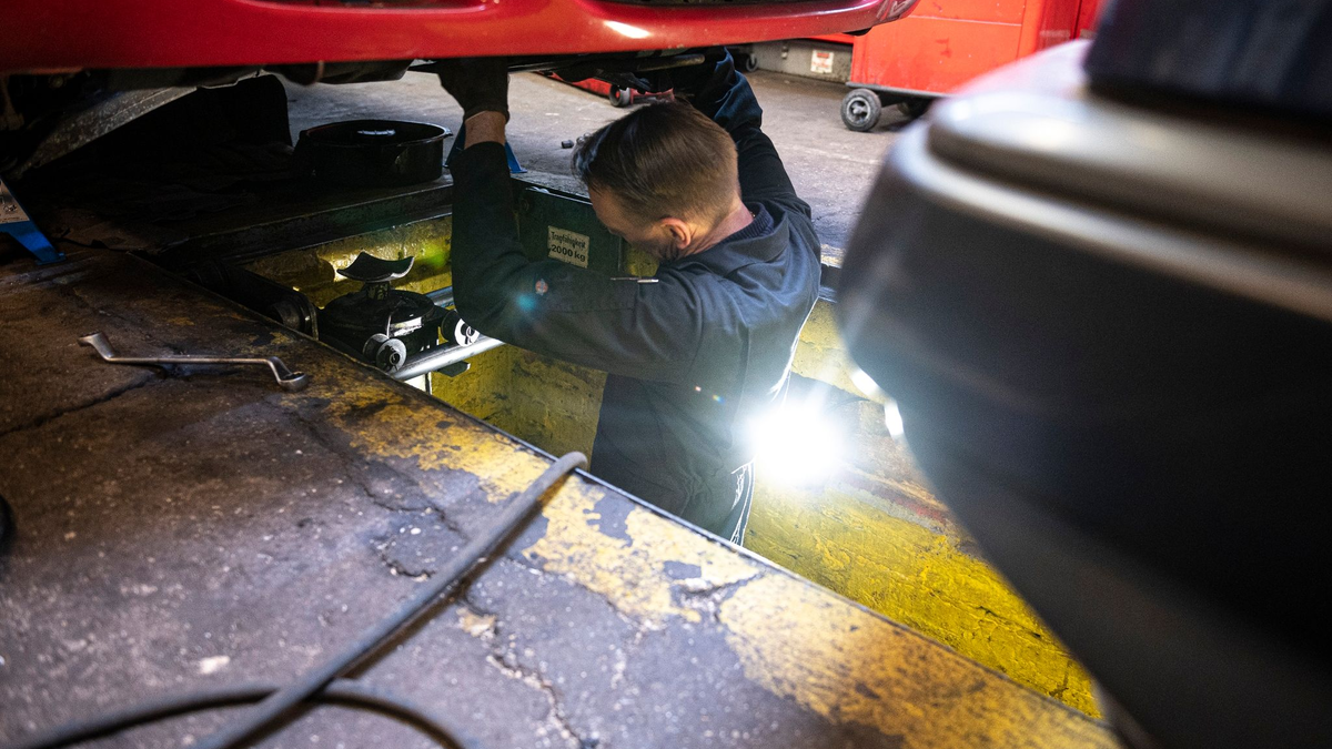 Wer ein Auto besitzt, muss sich in den kommenden Jahren auf höhere Prämien für die Kfz-Versicherung einstellen. - Foto: Fabian Sommer/dpa