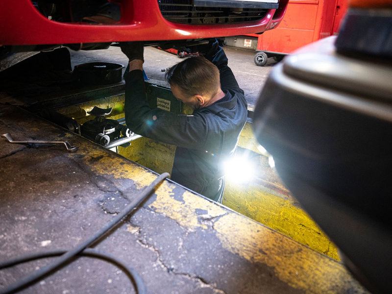 Wer ein Auto besitzt, muss sich in den kommenden Jahren auf höhere Prämien für die Kfz-Versicherung einstellen. - Foto: Fabian Sommer/dpa