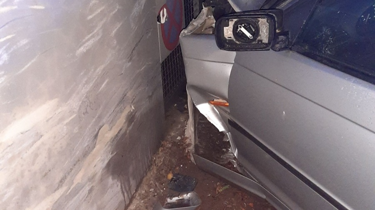 POL-HL: HL-St. Lorenz Nord / PKW kollidiert mit Hauswand - Fahrer nach Widerstand im Gewahrsam - Foto: presseportal.de