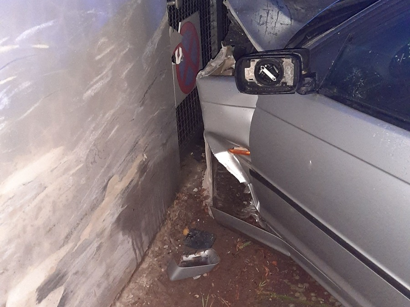 POL-HL: HL-St. Lorenz Nord / PKW kollidiert mit Hauswand - Fahrer nach Widerstand im Gewahrsam - Foto: presseportal.de