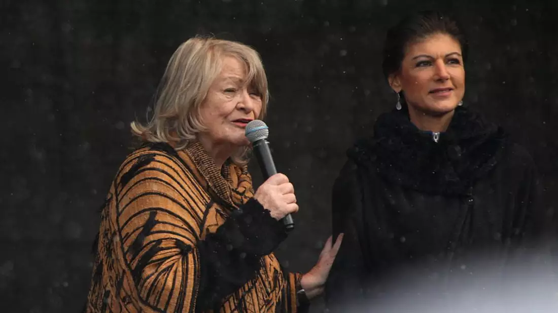 Alice Schwarzer und Sahra Wagenknecht auf Demo am 25.02.2023 - Bild: über dts Nachrichtenagentur