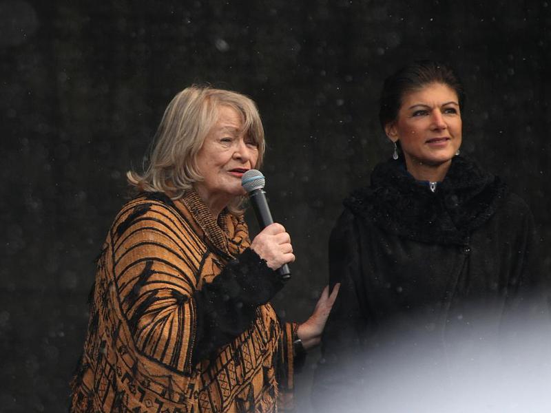 Alice Schwarzer und Sahra Wagenknecht auf Demo am 25.02.2023 - Foto: über dts Nachrichtenagentur