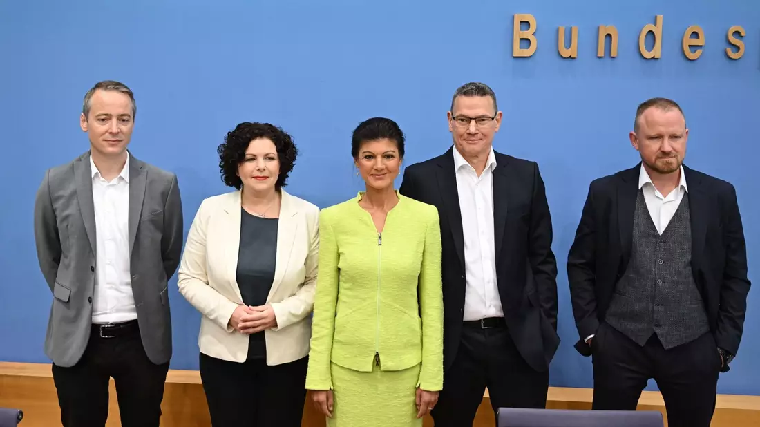 Die Vorstandsmitglieder des Vereins «Bündnis Sahra Wagenknecht - Für Vernunft und Gerechtigkeit» Lukas Schön (l-r), Amira Mohamed Ali, Sarah Wagenknecht, Ralf Suikat und Christian Leye. - Bild: Soeren Stache/dpa