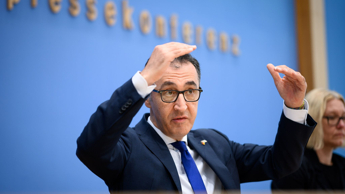 Cem Özdemir ist Bundesminister für Ernährung und Landwirtschaft. Hier bei der Vorstellung des Ernährungsreports 2023 in Berlin. - Foto: Bernd von Jutrczenka/dpa