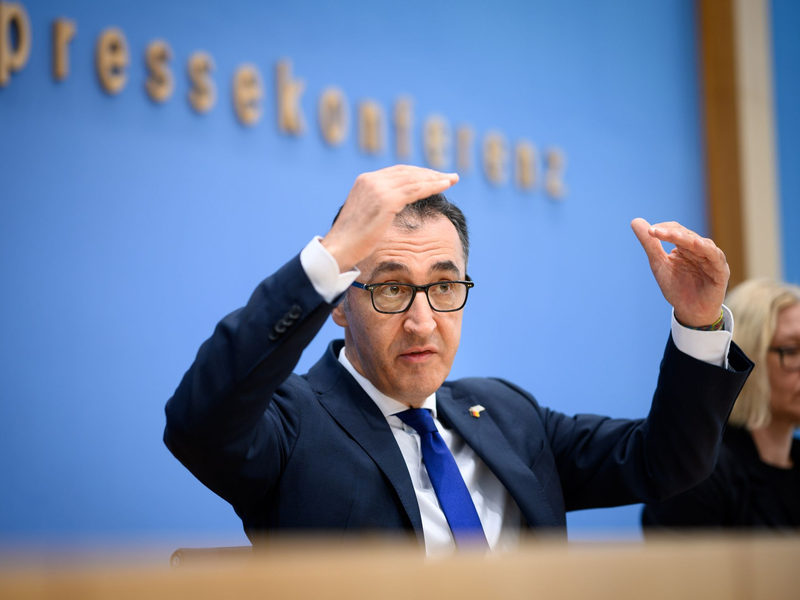 Cem Özdemir ist Bundesminister für Ernährung und Landwirtschaft. Hier bei der Vorstellung des Ernährungsreports 2023 in Berlin. - Foto: Bernd von Jutrczenka/dpa