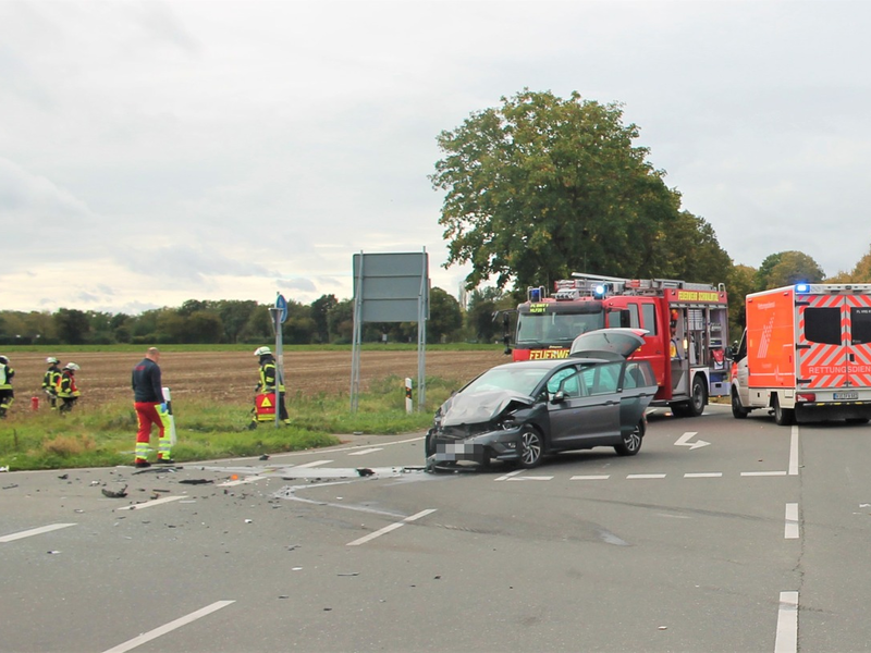 POL-VIE: Schwalmtal-Waldniel: Stoppschild missachtet - eine Person schwer, eine weitere leicht verletzt - Foto: presseportal.de