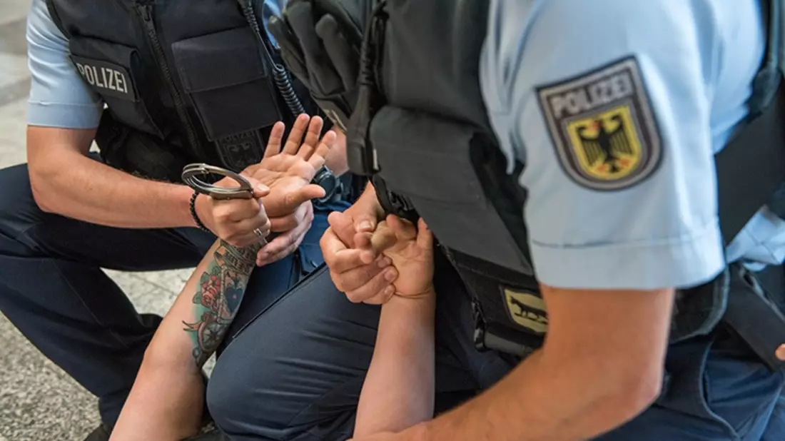 Bundespolizeidirektion München: Betäubungsmittel-Konsument versucht Bundespolizisten die Dienstwaffe zu entreißen - Bild: presseportal.de