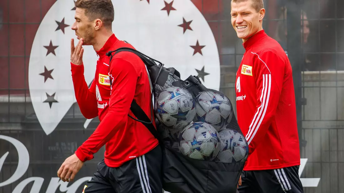 Ist vor Unions Spiel gegen Neapel angeschlagen: Nationalspieler Robin Gosens (l). - Bild: Andreas Gora/dpa