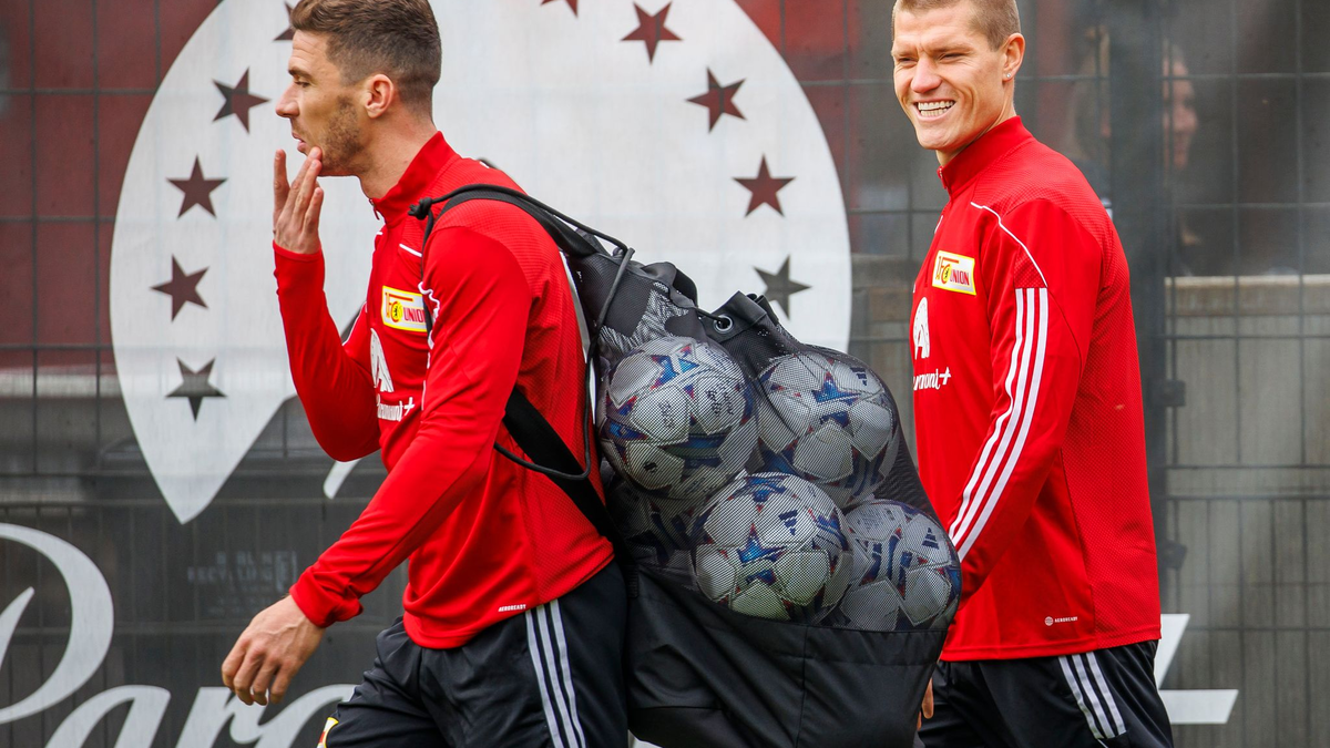 Unions Robin Gosens liegt nach der Niederlage gegen den SSC Neapel auf dem Rasen. - Foto: Andreas Gora/dpa