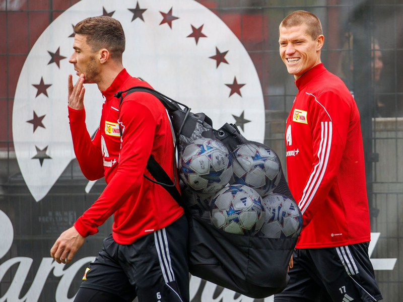 Ist vor Unions Spiel gegen Neapel angeschlagen: Nationalspieler Robin Gosens (l). - Foto: Andreas Gora/dpa