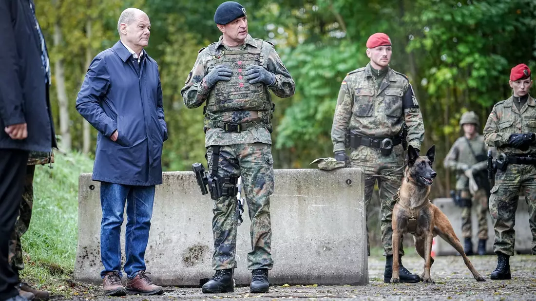 Bundeskanzler Olaf Scholz (SPD) beobachtet eine Fähigkeitsdemonstration der Territorialen Verfügungsgruppe auf dem Militärflughafen Köln-Wahn. - Bild: Kay Nietfeld/dpa