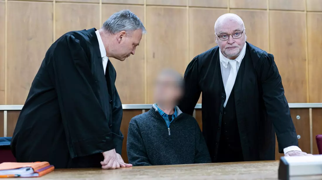 Der Angeklagte (m.) im Landgericht Hannover. Der Mann ist zu einer Haftstrafe verurteilt worden. - Bild: Michael Matthey/dpa