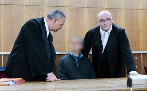 Der Angeklagte (m.) im Landgericht Hannover. Der Mann ist zu einer Haftstrafe verurteilt worden. - Foto: Michael Matthey/dpa