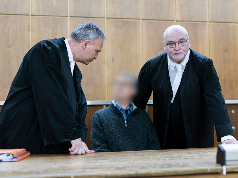 Der Angeklagte (m.) im Landgericht Hannover. Der Mann ist zu einer Haftstrafe verurteilt worden. - Foto: Michael Matthey/dpa