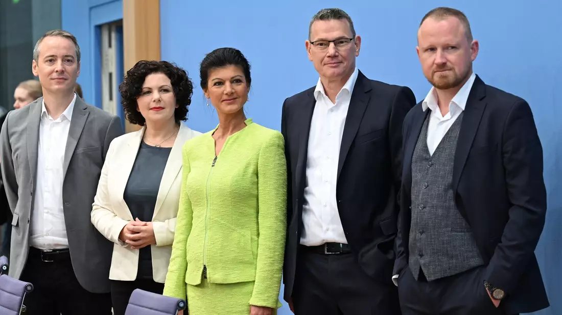 Die Vorstandsmitglieder des Vereins «Bündnis Sahra Wagenknecht - Für Vernunft und Gerechtigkeit»: Lukas Schön (l-r), Amira Mohamed Ali, Sarah Wagenknecht, Ralf Suikat und Christian Leye. - Bild: Soeren Stache/dpa