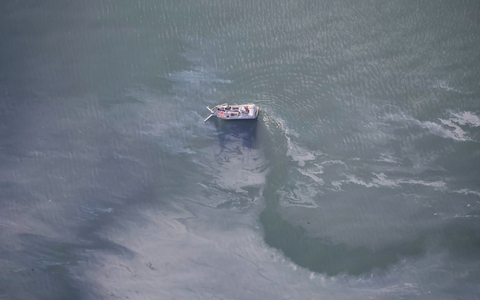 Einsatzkräfte der schwedischen Küstenwache arbeiten daran, Öl von der Fähre aufzufangen. - Foto: ---/Küstenwache Schweden/dpa