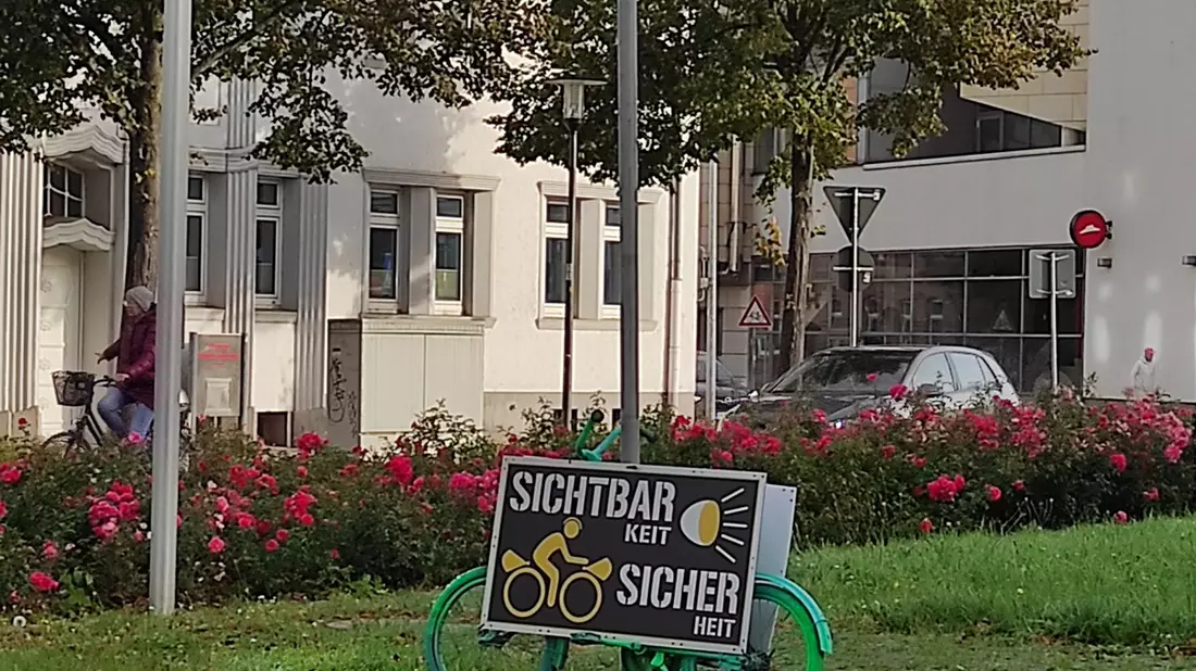 POL-HM: Polizei und Verkehrswacht machen auf mehr Sichtbarkeit im Straßenverkehr in der dunklen Jahreszeit aufmerksam - Bild: presseportal.de