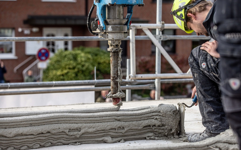 Ein Arbeiter inspiziert die Baustelle eines Mehrfamilienhauses aus dem 3D-Drucker. - Foto: Dieter Menne/dpa