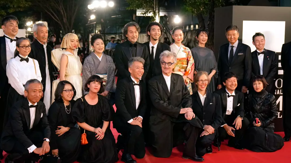 Wim Wenders (1. Reihe, 4.v.r), mit der Crew und Schauspielern des Films «Perfect Days» beim Filmfestival in Tokio. - Bild: Shuji Kajiyama/AP/dpa