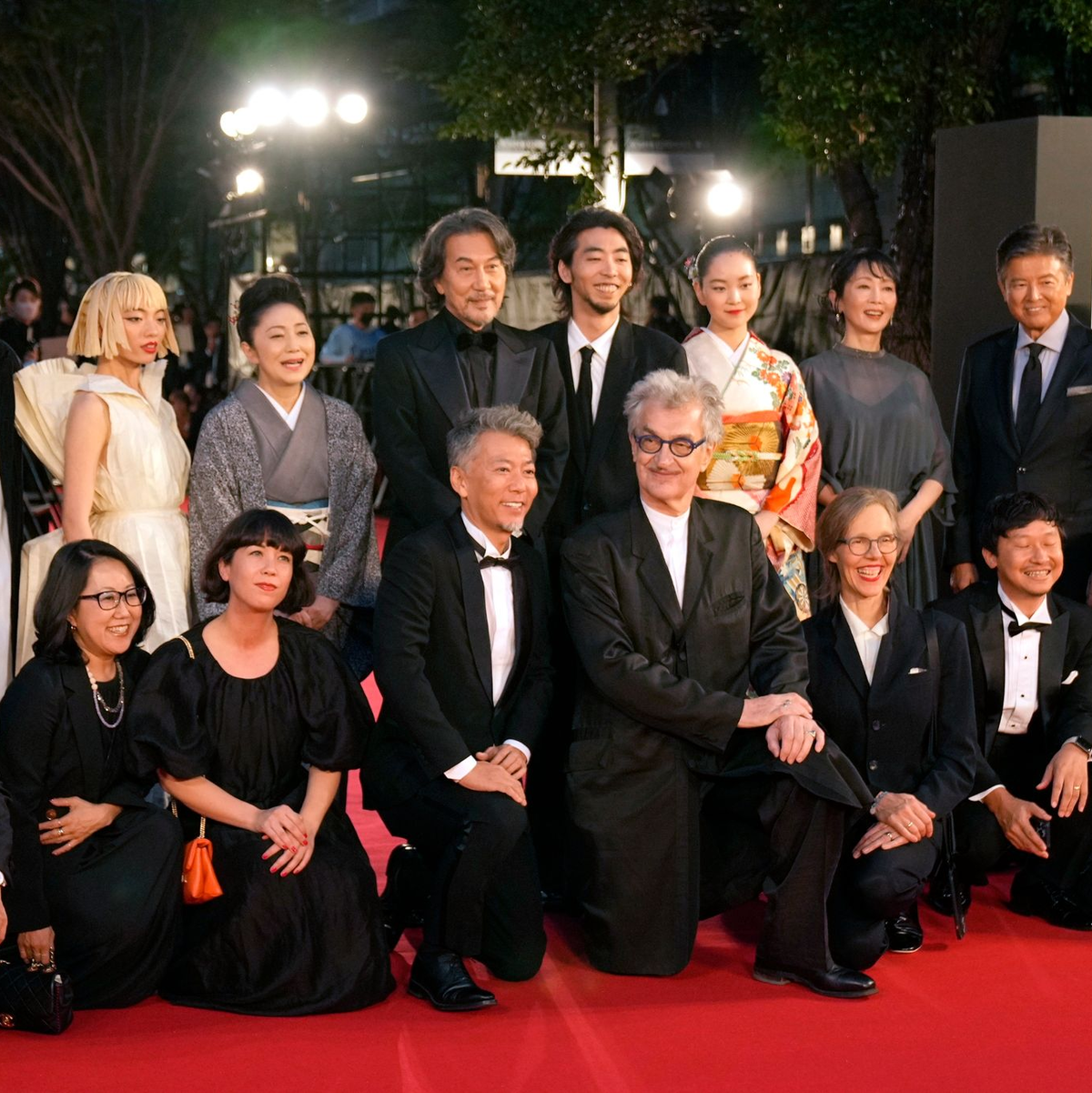 Wim Wenders (1. Reihe, 4.v.r), mit der Crew und Schauspielern des Films «Perfect Days» beim Filmfestival in Tokio. - Foto: Shuji Kajiyama/AP/dpa