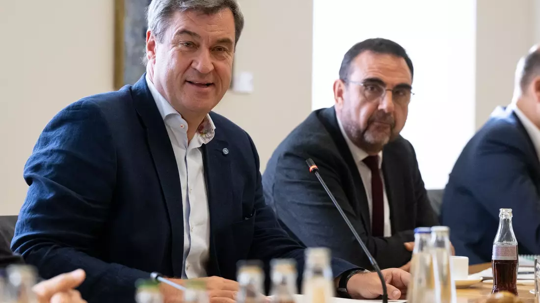 Klaus Holetschek (r, CSU), Fraktionsvorsitzender der CSU im bayerischen Landtag, und Markus Söder (CSU), Ministerpräsident von Bayern, zum Start der Koalitionsgespräche zwischen CSU und Freien Wählern. - Bild: Sven Hoppe/dpa