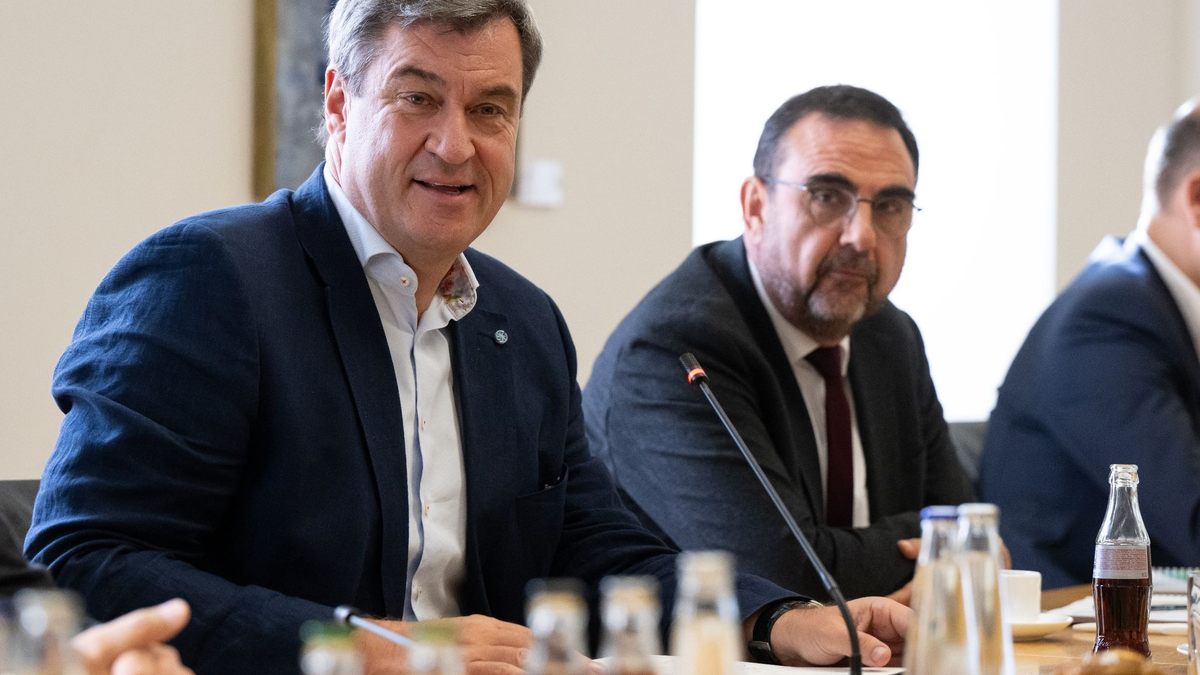 Klaus Holetschek (r, CSU), Fraktionsvorsitzender der CSU im bayerischen Landtag, und Markus Söder (CSU), Ministerpräsident von Bayern, zum Start der Koalitionsgespräche zwischen CSU und Freien Wählern. - Foto: Sven Hoppe/dpa
