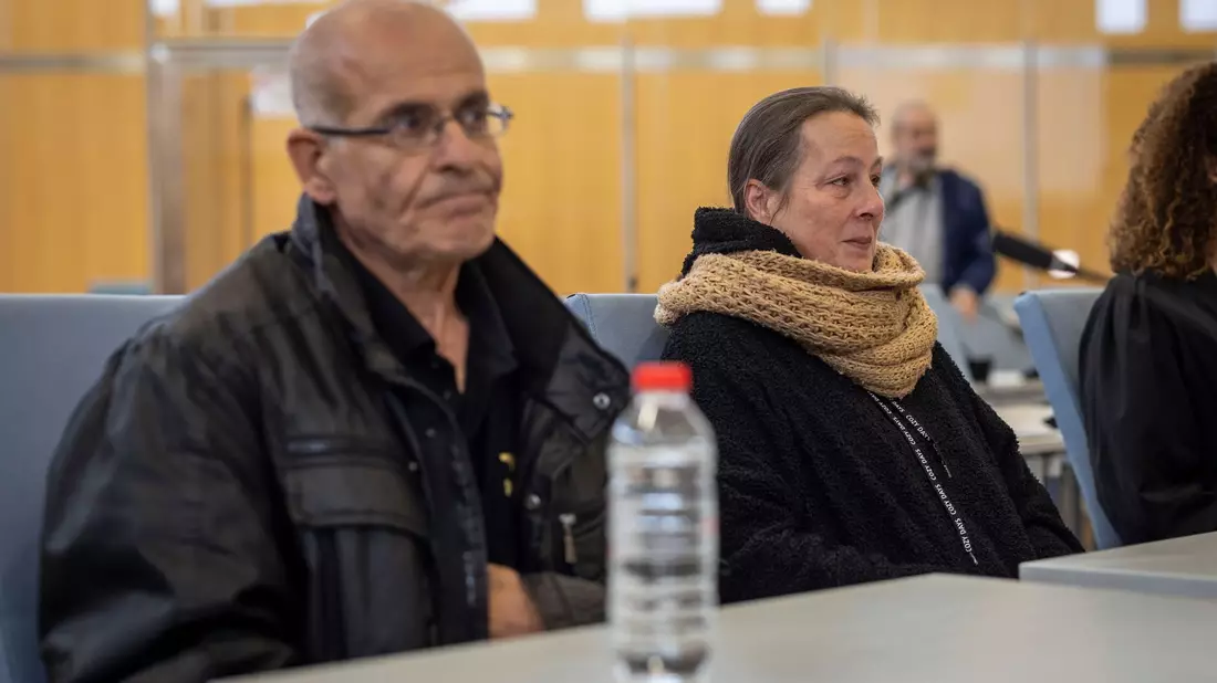 Die Eltern des ermordeten Irfan Dip, Ali Dip (l) und Karin Dip, sitzen als Nebenkläger im Gerichtssaal. Ein 27-jährige Syrer muss sich vor dem Oberlandesgericht für zwei Bluttaten in Duisburg wegen Mordes und dreifachen Mordversuchs verantworten. - Bild: Christoph Reichwein/dpa