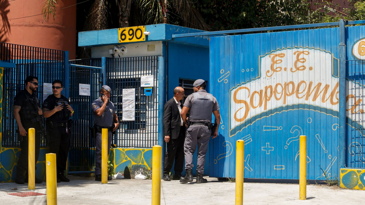 Polizisten sind an der Schule im Einsatz, in der es zu einem tödlichen Angriff kam. - Foto: Paulo Pinto/Agencia Brazil/dpa