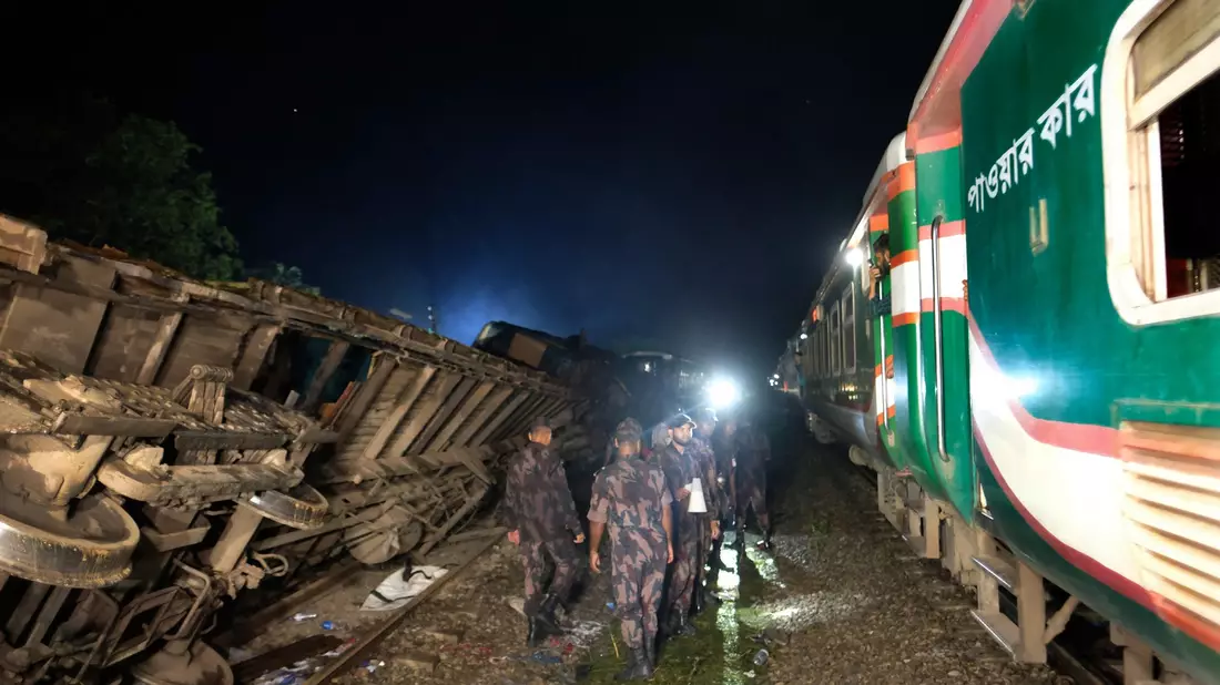 Polizisten stehen an der Unfallstelle Wache. - Bild: Mahmud Hossain Opu/AP/dpa