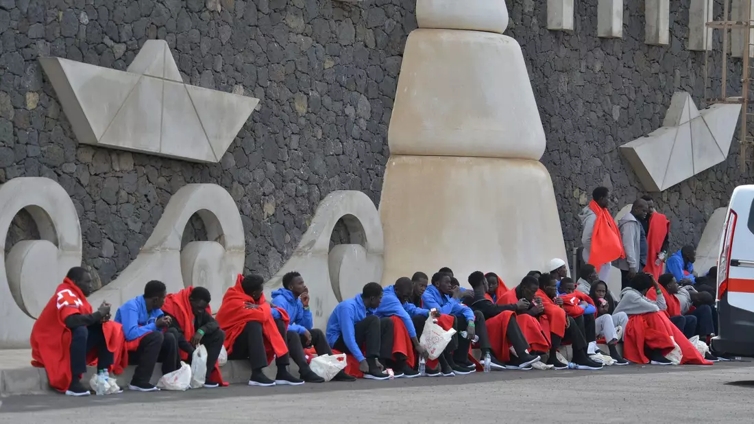 Migranten werden im Hafen von La Restinga auf der Insel El Hierro vom Gesundheitsdienst versorgt. - Bild: Europa Press/EUROPA PRESS/dpa