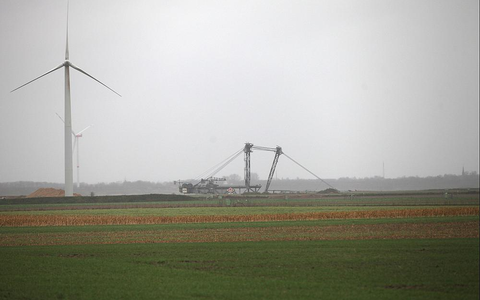 Windrad und Schaufelradbagger (Archiv) - Foto: über dts Nachrichtenagentur