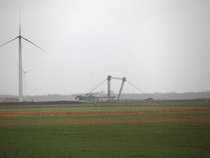 Windrad und Schaufelradbagger (Archiv) - Foto: über dts Nachrichtenagentur
