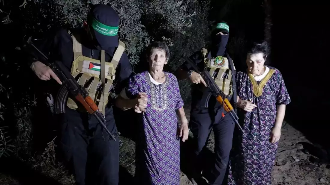 Dieses Videostandbild wurde von den Al-Qassam-Brigaden auf ihrem Telegramm-Kanal veröffentlicht. Es zeigt die zwei 79 und 85 Jahre alten Frauen, die von der Hamas dem Roten Kreuz übergeben wurden. - Bild: -/Al-Qassam-Brigaden via AP/dpa