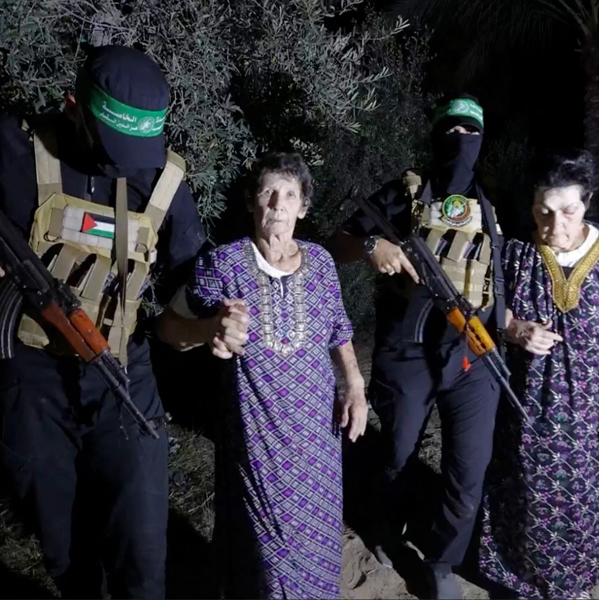 Dieses Videostandbild wurde von den Al-Qassam-Brigaden auf ihrem Telegramm-Kanal veröffentlicht. Es zeigt die zwei 79 und 85 Jahre alten Frauen, die von der Hamas dem Roten Kreuz übergeben wurden. - Foto: -/Al-Qassam-Brigaden via AP/dpa