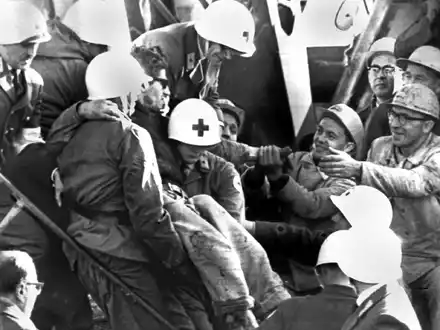 Helfer tragen einen der befreiten Bergleute ins Freie. - Foto: dpa