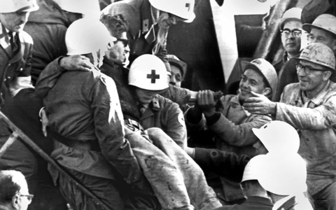 Helfer tragen einen der befreiten Bergleute ins Freie. - Foto: dpa