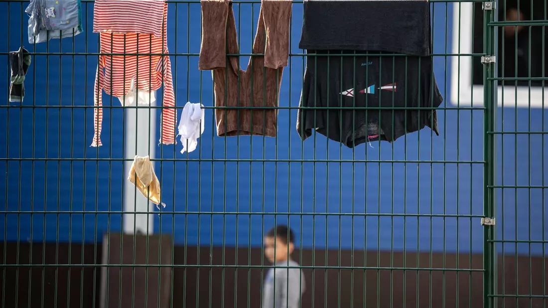 Eine Erstaufnahmeneinrichtung in Gießen. Rund 3500 Menschen aus unterschiedlichen Ländern sollen von dort aus auf kommunale Einrichtungen verteilt werden. - Bild: Hannes P. Albert/dpa