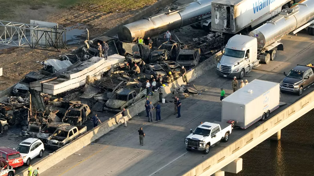 Hilfskräfte sind auf der Schnellstraße bei Manchac im US-Bundesstaat Louisiana im Einsatz - bei der Massenkarambolage kamen mindestens sieben Menschen ums Leben. - Bild: Gerald Herbert/AP/dpa