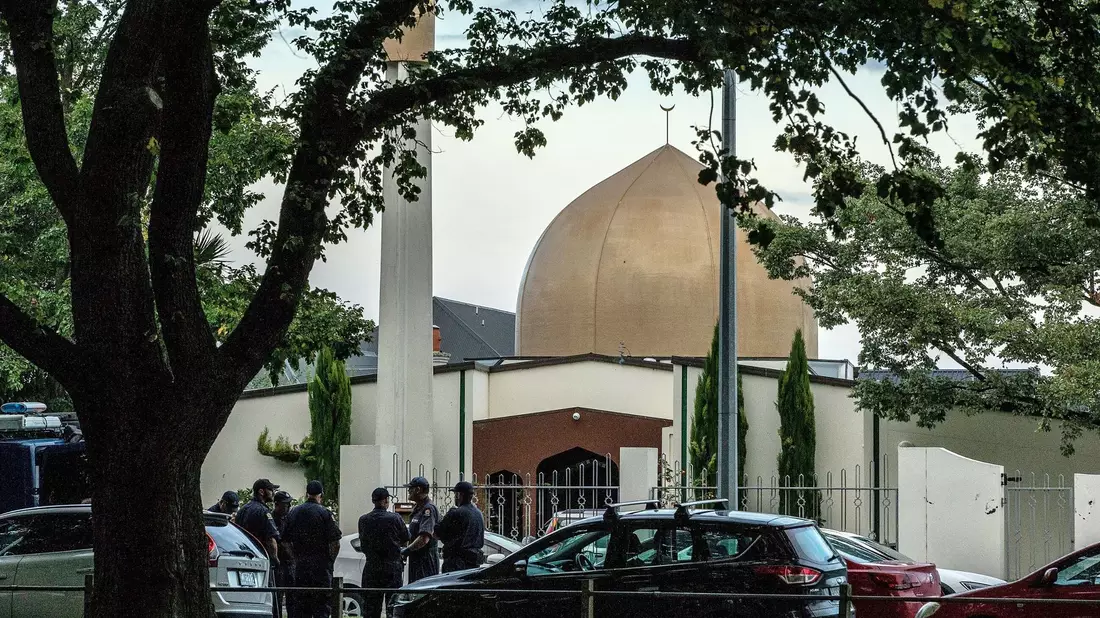 Polizisten stehen am Tag nach der Tat vor einer der beiden Moscheen in Christchurch, wo ein Rechtsextremer 51 Menschen erschoss und 50 weitere verletzte. - Bild: Martin Hunter/SNPA via AAP/dpa