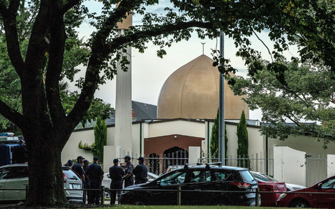 Polizisten stehen am Tag nach der Tat vor einer der beiden Moscheen in Christchurch, wo ein Rechtsextremer 51 Menschen erschoss und 50 weitere verletzte. - Foto: Martin Hunter/SNPA via AAP/dpa