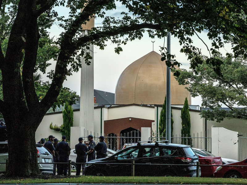 Polizisten stehen am Tag nach der Tat vor einer der beiden Moscheen in Christchurch, wo ein Rechtsextremer 51 Menschen erschoss und 50 weitere verletzte. - Foto: Martin Hunter/SNPA via AAP/dpa