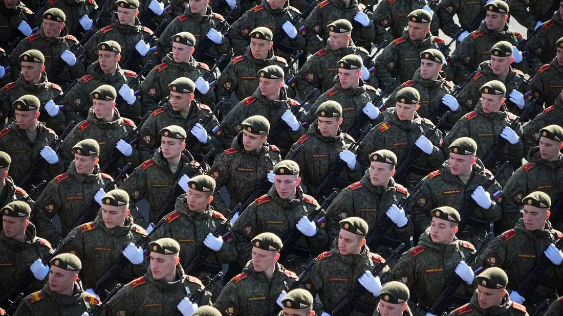Russische Soldaten marschieren während einer Militärparade durch Moskau. Medienberichten zufolge werden in der Söldnereinheit «Redut» Scharfschützinnen und Bedienerinnen von Drohnen angeworben. - Bild: Uncredited/AP