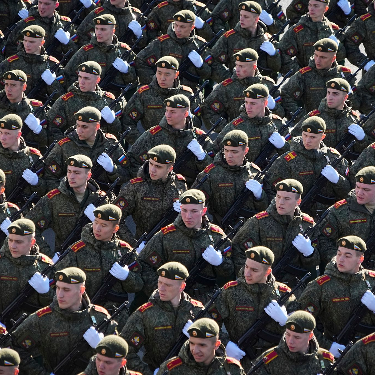 Russische Soldaten marschieren während einer Militärparade durch Moskau. Medienberichten zufolge werden in der Söldnereinheit «Redut» Scharfschützinnen und Bedienerinnen von Drohnen angeworben. - Foto: Uncredited/AP