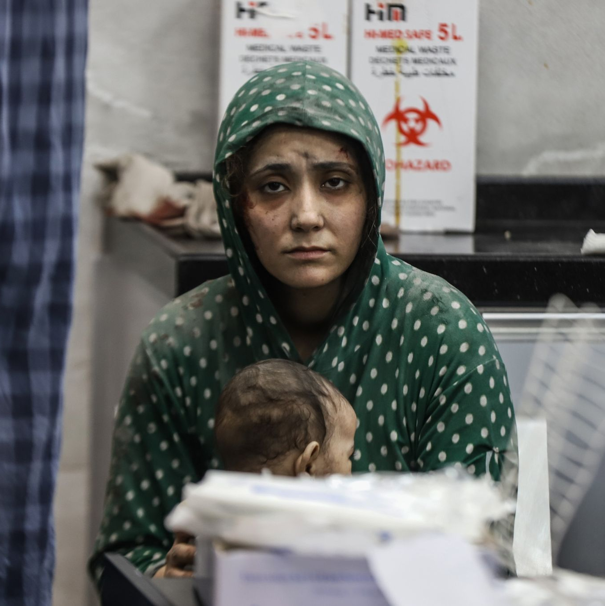 Eine bei israelischen Angriffen verletzte Palästinenserin wartet im Schifa-Krankenhaus auf ihre Behandlung. - Foto: Mohammad Abu Elsebah/dpa
