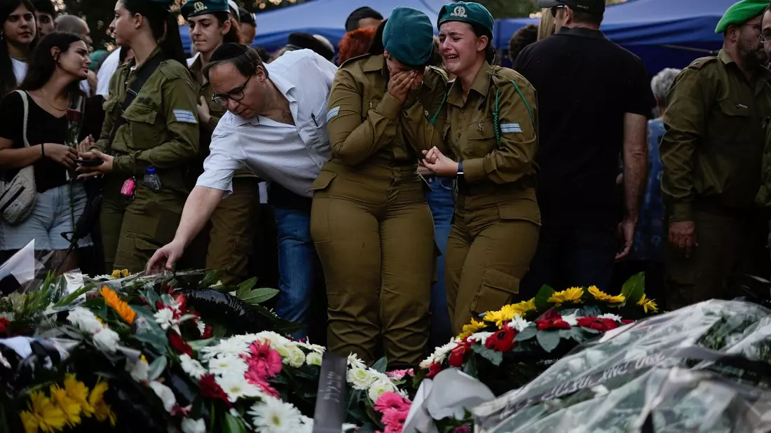 Trauernde versammeln sich um die Gräber von Yam Goldstein und ihrem Vater Nadav, die am 7. Oktober in ihrem Haus im Kibbuz Kfar Aza von Hamas-Mitgliedern ermordet wurden. Der Rest der Familie wird vermutlich in Gaza als Geiseln gehalten. - Bild: Ariel Schalit/AP/dpa
