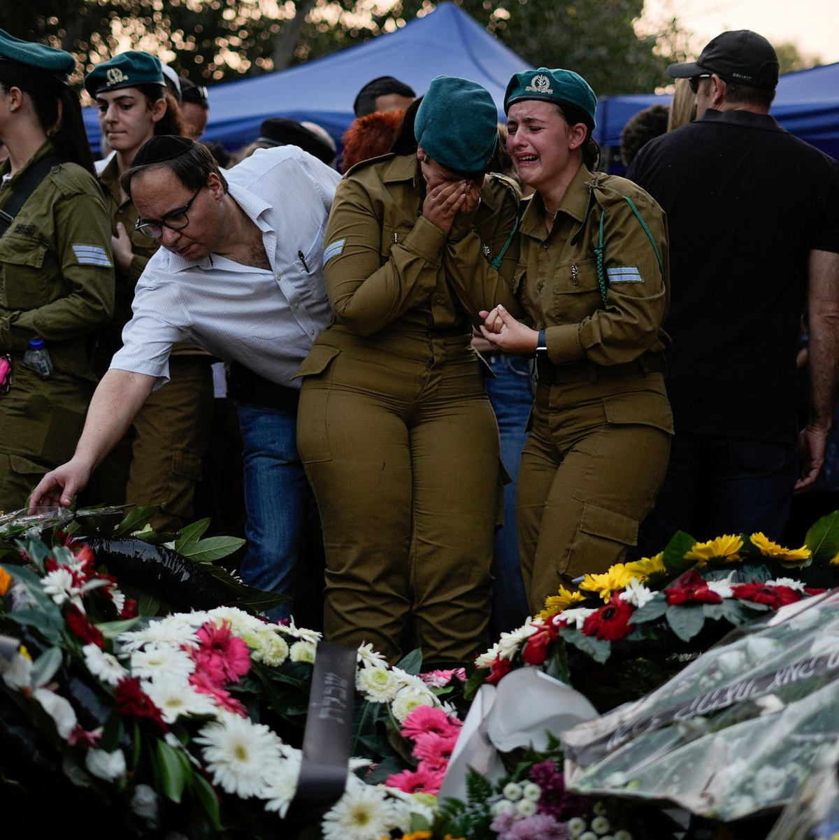 Trauernde versammeln sich um die Gräber von Yam Goldstein und ihrem Vater Nadav, die am 7. Oktober in ihrem Haus im Kibbuz Kfar Aza von Hamas-Mitgliedern ermordet wurden. Der Rest der Familie wird vermutlich in Gaza als Geiseln gehalten. - Foto: Ariel Schalit/AP/dpa