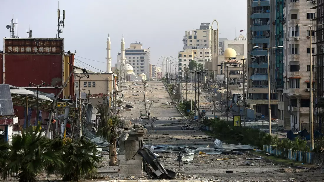 Die Al-Rashid-Hauptstraße in Gaza-Stadt nach israelischem Beschuss. - Bild: Abed Khaled/AP/dpa