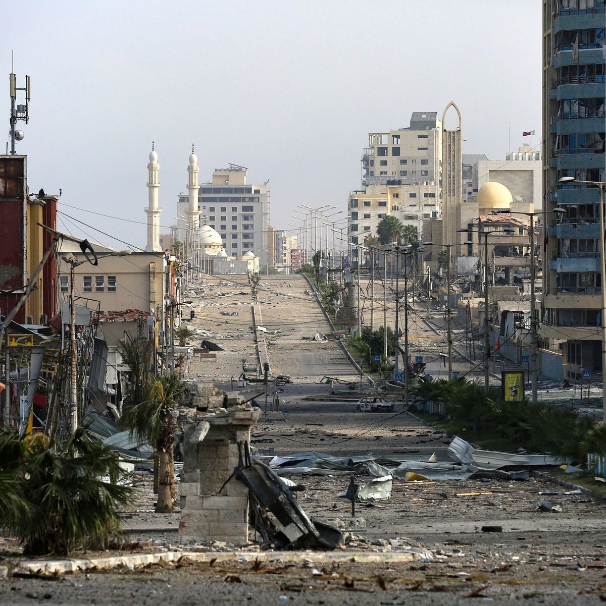 Die Al-Rashid-Hauptstraße in Gaza-Stadt nach israelischem Beschuss. - Foto: Abed Khaled/AP/dpa
