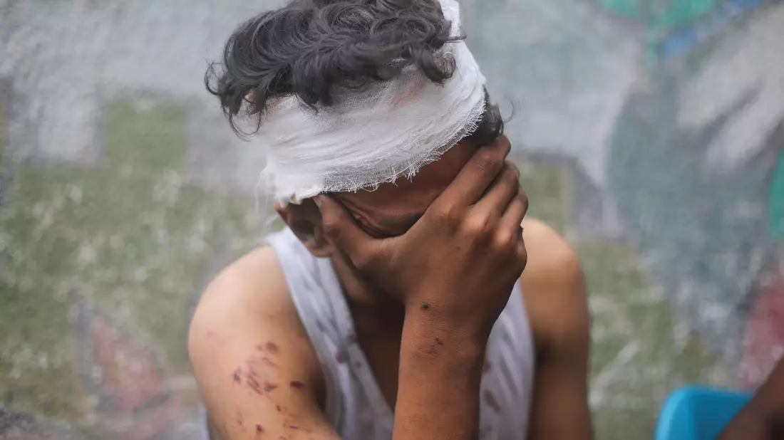 Ein palästinensischer Junge trauert in Rafah um seine Verwandten, die bei einem israelischen Luftangriff getötet wurden. - Bild: Hatem Ali/AP/dpa