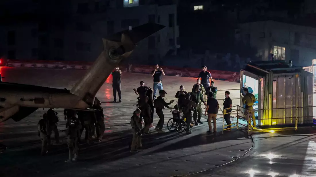 Reaktionen von Israelis bei der Nachricht über die Freilassung der vier Geiseln. - Bild: Ilia Yefimovich/dpa